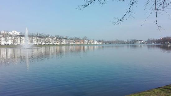Skulptur "Der Junge mit der Taube"